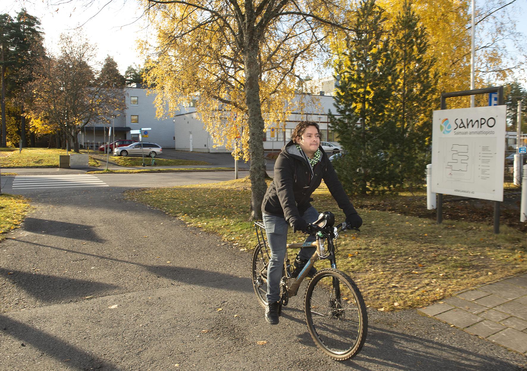 Brayan Rojas Calderon polkupyäräilee koulumatkat