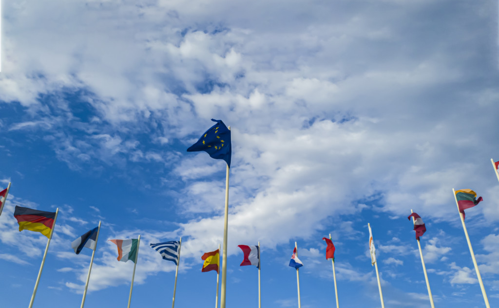 EU:n lippu etualalla, taustalla jäsenmaiden lippuja