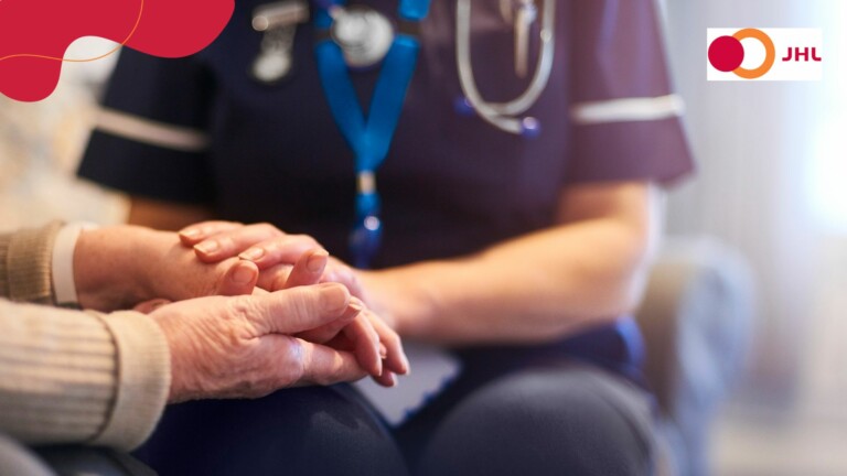 Bild på en sjukskötares hand som håller en äldre patients händer.