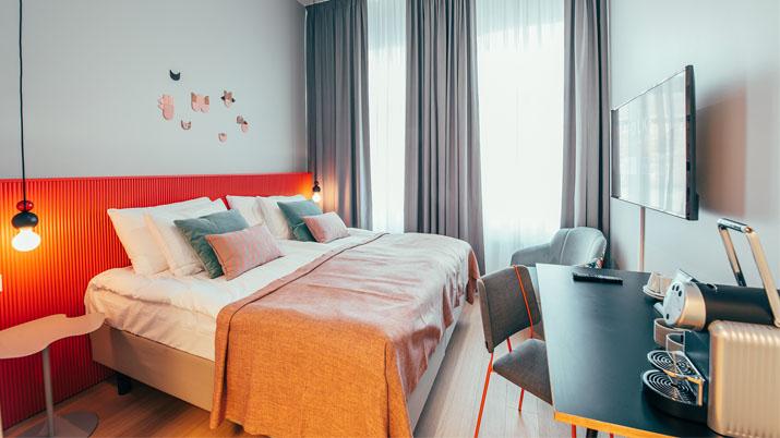 Kahden hengen moderni ja raikkaan värinen hotellihuone. JHL:n jäsenenä saat alennusta majoitushinnoista myös Folks-hotelleissa.