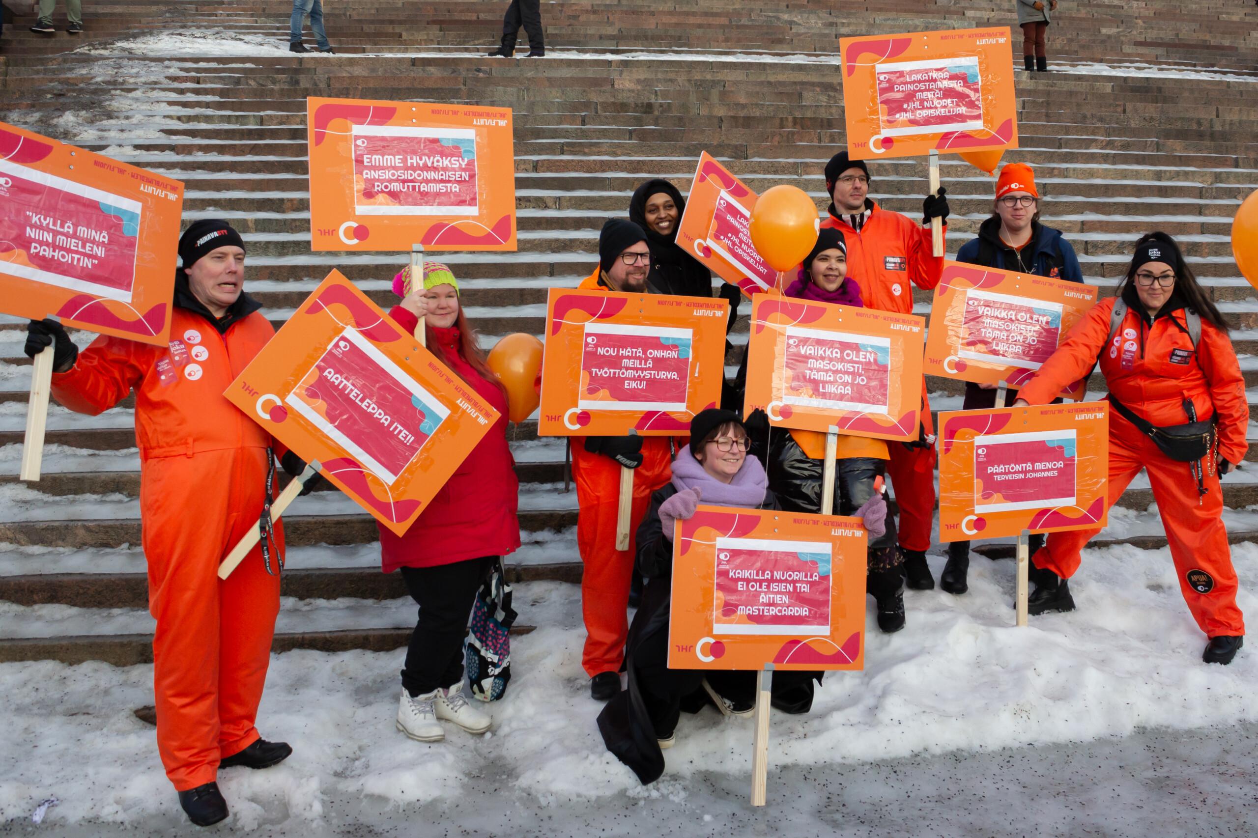 JHL nuoret oranssit opiskelijahaalarit päällä Stop nyt! -mielenosoituksessa helmikuussa 2024