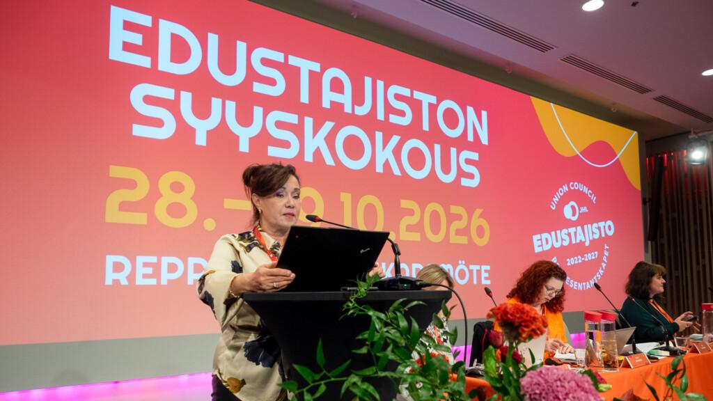 JHL:n edustajiston puheenjohtaja Eija Paananen