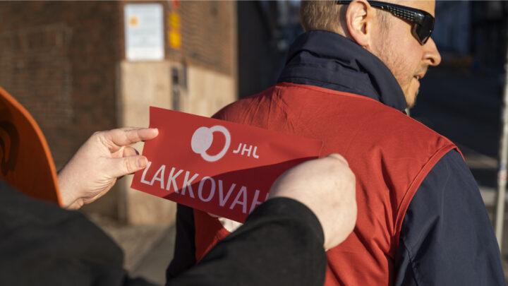 Lakkovahdin selkään kiinnitetään Lakkovahti-sanalla varustettua lappusta Valtori-viraston edustalla valtion lakkopäivänä.