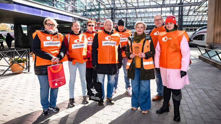Lähiliikenteen konduktöörit seisovat Helsingin rautatieasemalla lakkopäivän aamuna toukokuussa 2025.